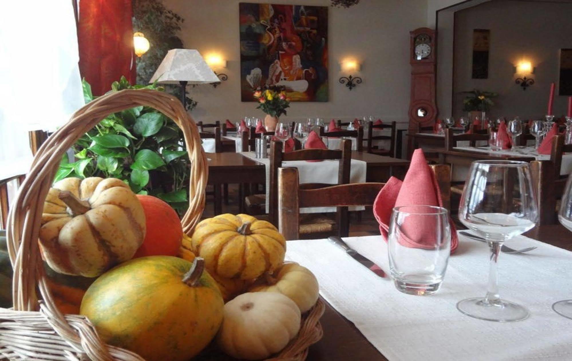 Logis Hotel-Restaurant Le Relais Hauterives Buitenkant foto