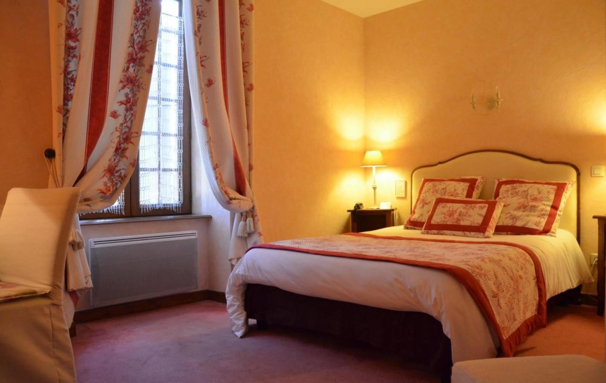 Logis Hotel-Restaurant Le Relais Hauterives Buitenkant foto